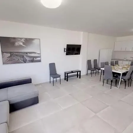 Con Terraza Y Jacuzzi Privada En Гостевой дом