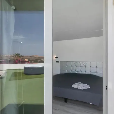 Con Terraza Y Jacuzzi Privada En Гостевой дом Маспаломас