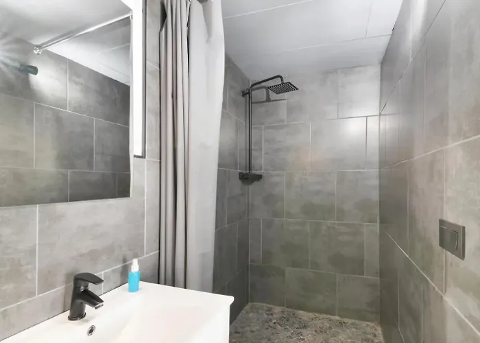 Con Terraza Y Jacuzzi Privada En Гостевой дом Маспаломас