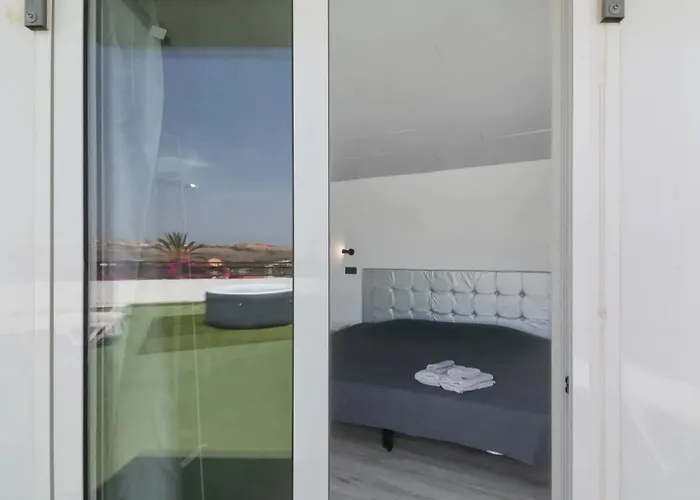 Con Terraza Y Jacuzzi Privada En Гостевой дом Маспаломас